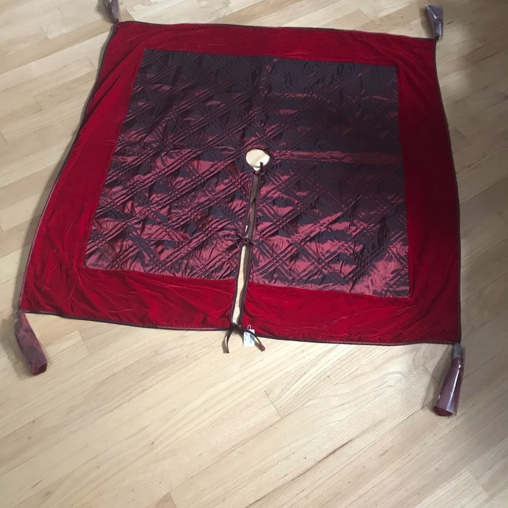 Christmas tree skirt new with tag